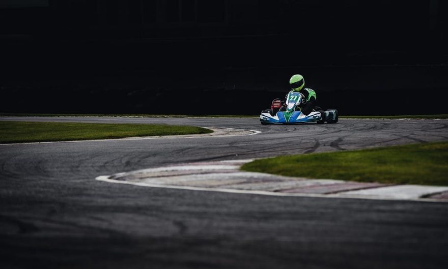 Kör gokart och ha roligt